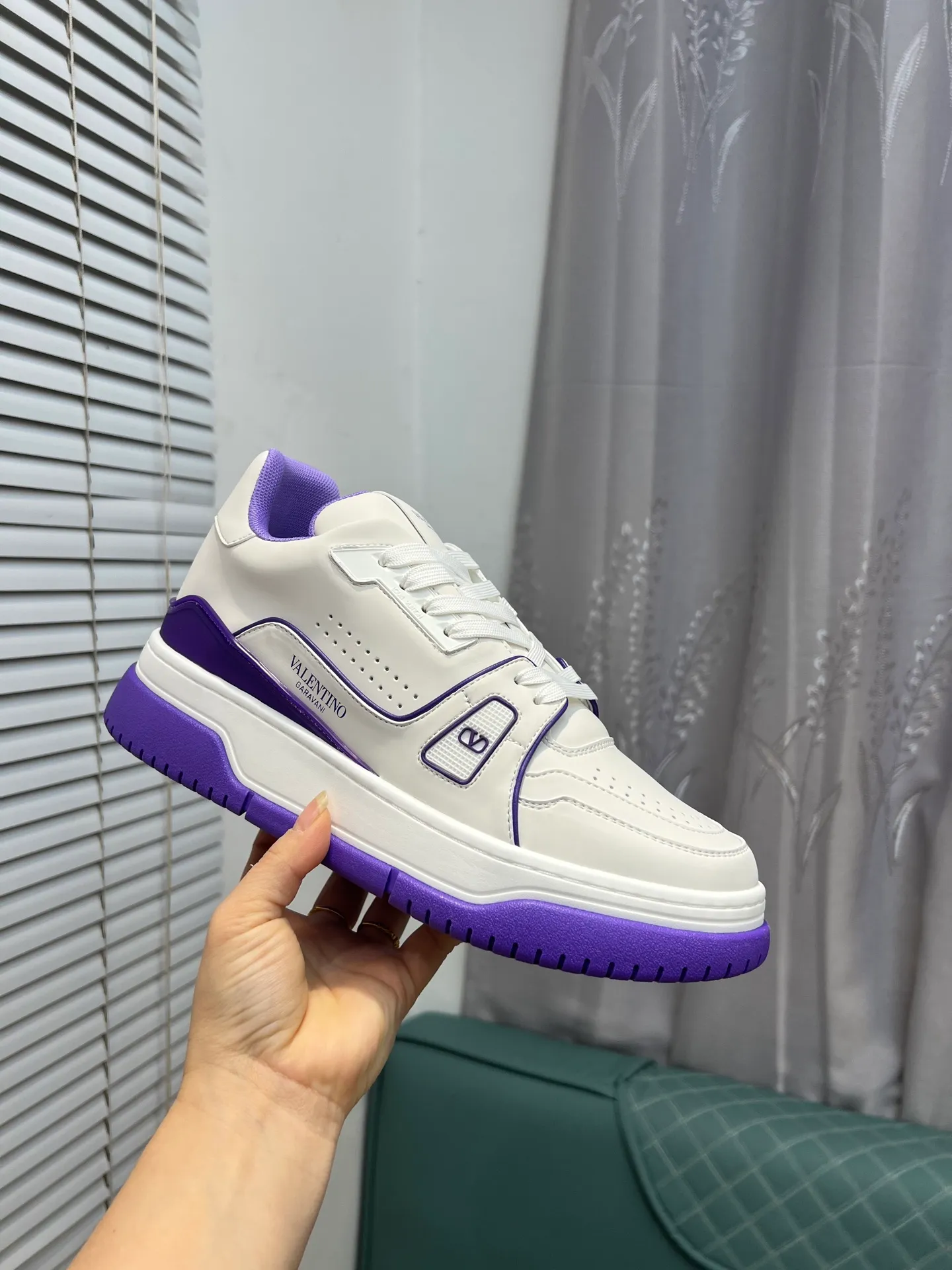 Men's Men's Shoes 💰660 Valentino 2023 early autumn new star shoes are now online! Wang Hedi and Ren Jialun have been worn by many celebrities. Who can refuse the same couple shoes as Wang Hedi! The design of Stars Stab My Heart is cool and spicy. The material of the shoes is cowhide, and every color is beautiful! Size 35-40, men’s size 39-44 (women’s 41, men’s 38, 45🉑️customized)